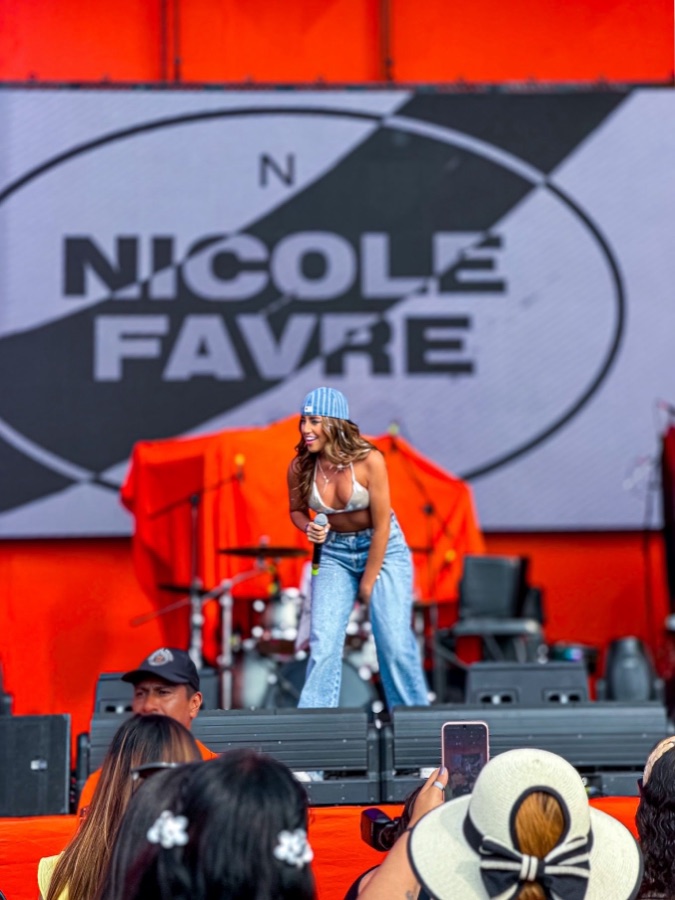 Nicole Favre en vivo